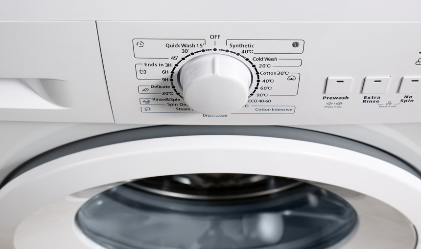 Bílá pračka se symboly pro praní.